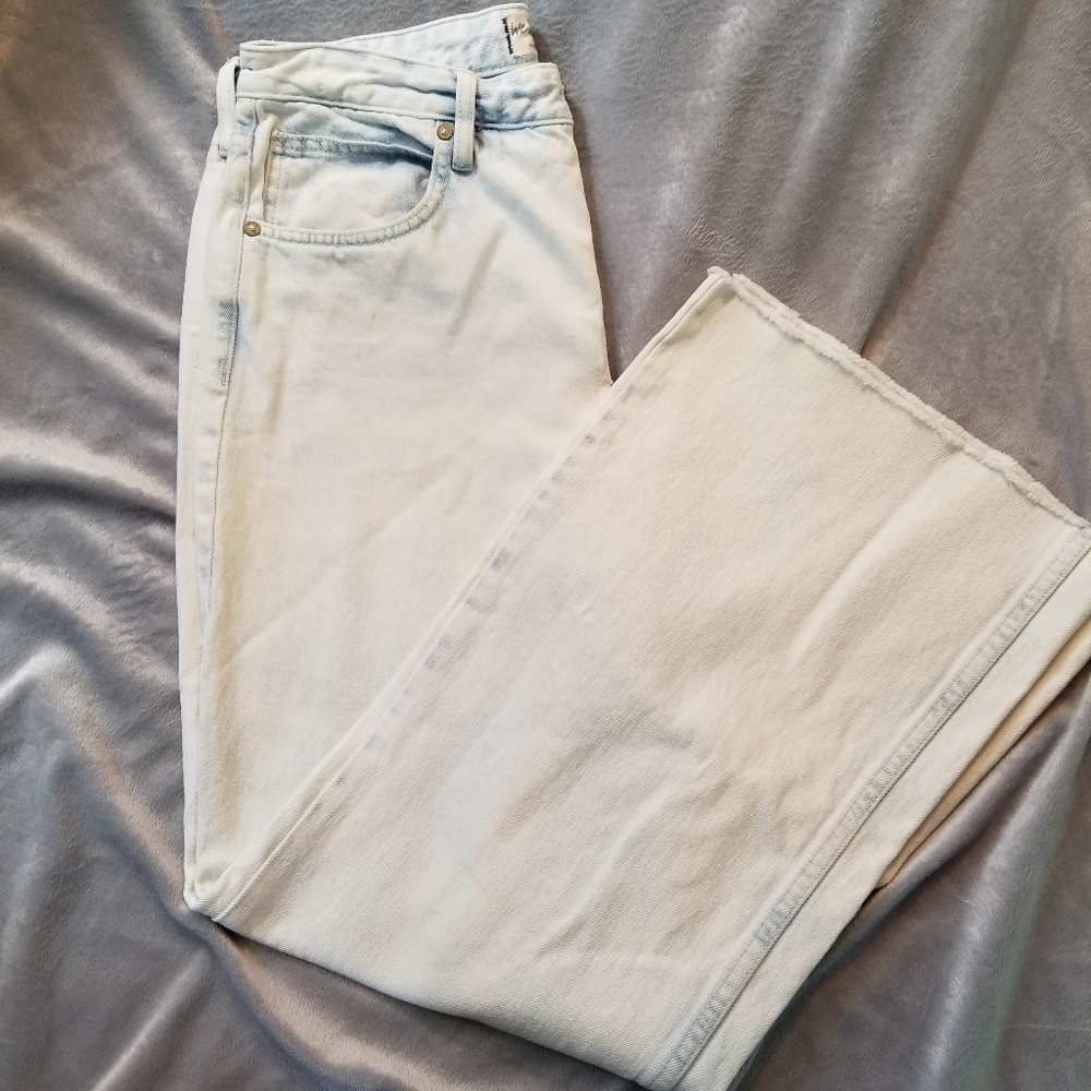 Free People Light wash, high rise button fly, wide leg, raw hem jeans Sz 30